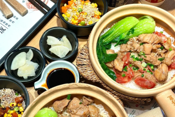 煲仔饭是哪个地区的美食，煲仔饭连锁品牌煲仔皇加盟吗?